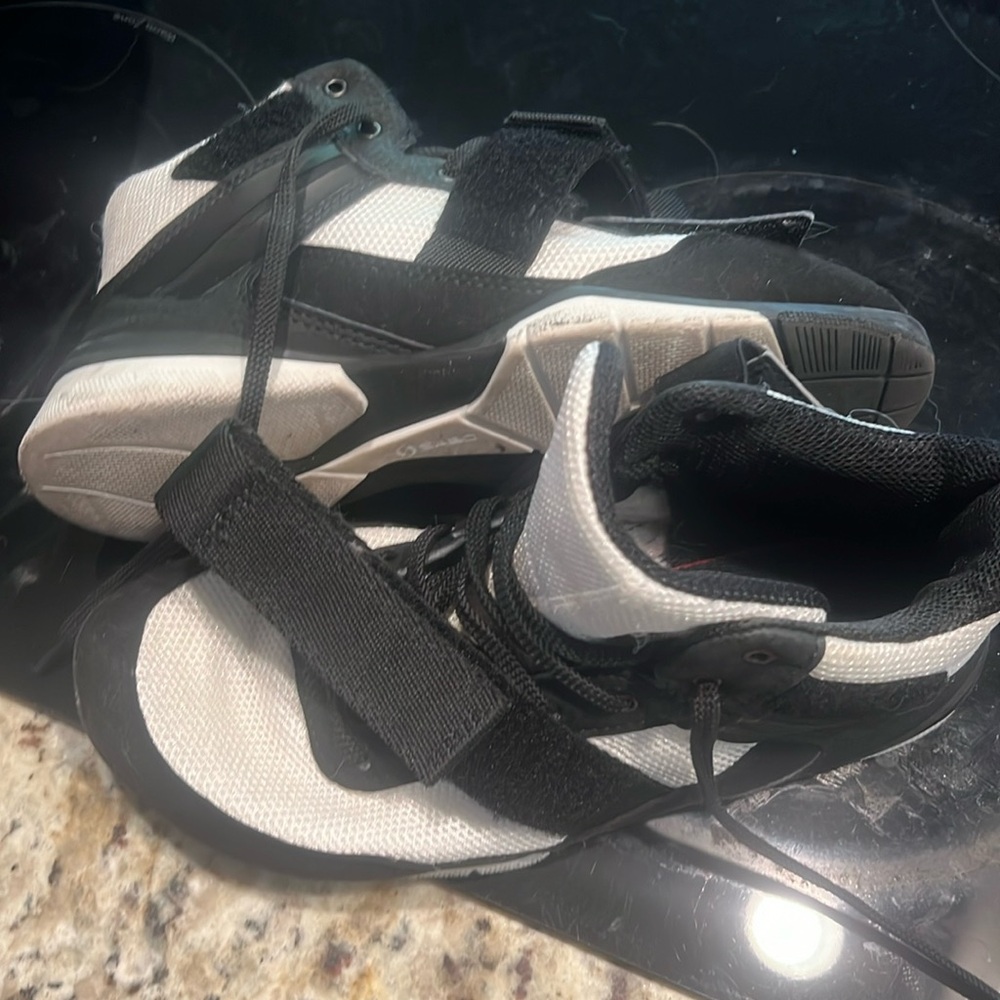 Gently used Sabo Deadlift shoes. Size 39 (W 8.5 M 6.5). Smoke free home